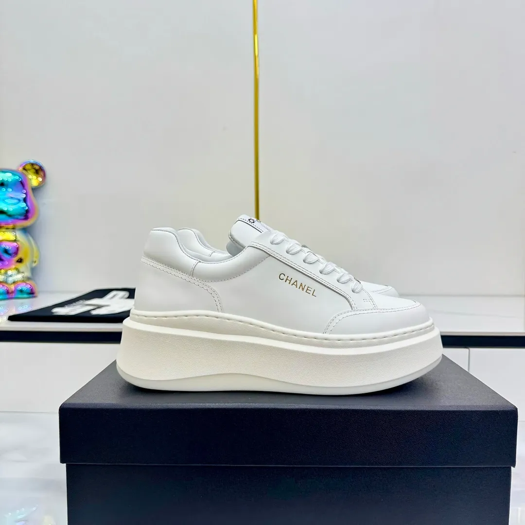 👟👟Ex-factory price 600👟👟 Upgraded version, upgraded version, upgraded version! No rebuttal accepted! ! ! ! Chanel Chanel panda shoes! 2025 counter's top casual sports shoes. This classic design; the upper is electro-embroidered with a variety of techniques; the outsole is fashionable and sporty; the unusual inclusion of a variety of color matching elements... The diversified mix and match is very good-looking and versatile, and can be used for leisure, fashion, sports, and outdoor... ꫛꫀꪝ Go➫ Materials: ❶Upper made of: original imported first-layer silk cowhide + original waterproof cloth + original first-layer cowhide ❷Inner lining: Original Yangli+Net ❸Outsole based on: Original TPU combination outsole Counter boutique packaging complete set for women 35–41 👉 👉 👉 👉 👉